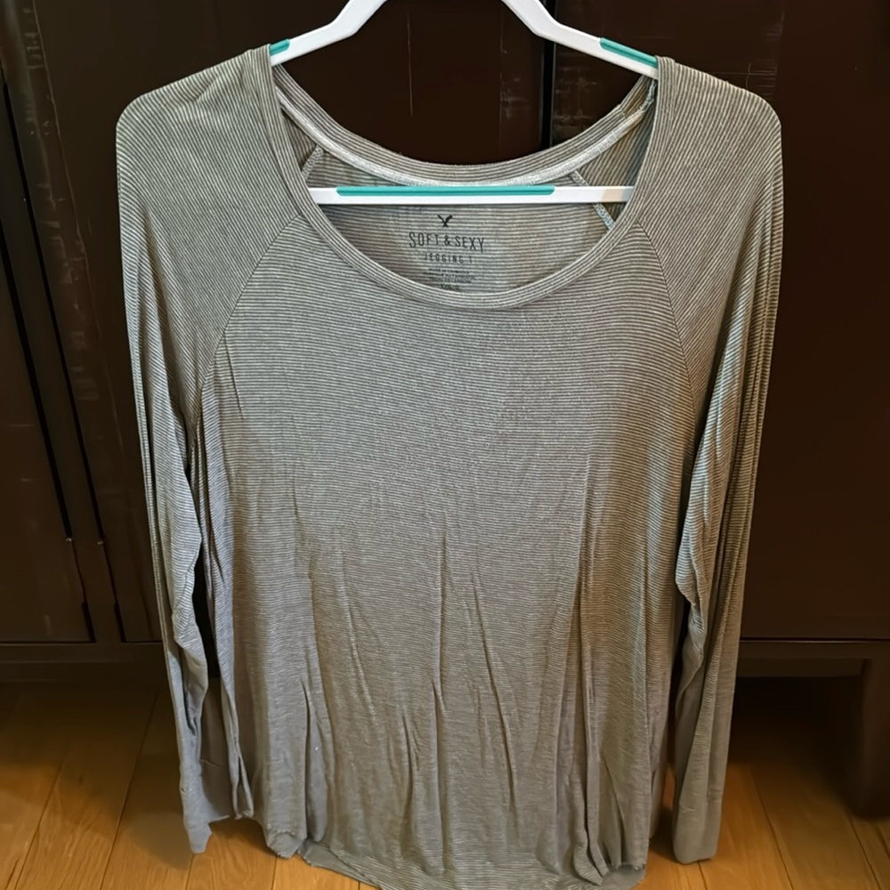 American Eagle long sleeve Jegging long sleeve tee